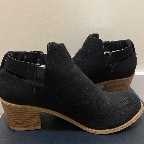 Adjustable Black Ankle Boots - Picture 3 of 4